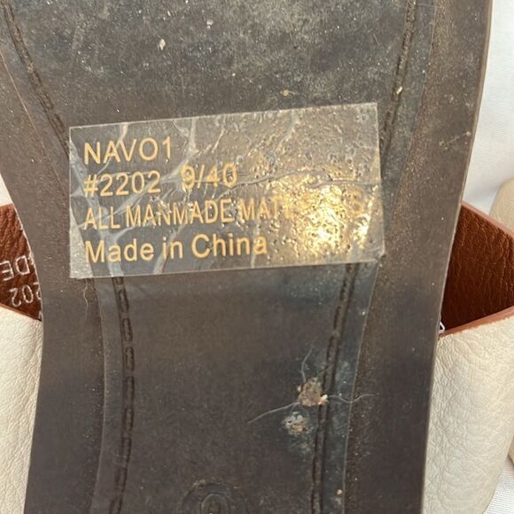 Seven7 size 9 cream and tan faux leather flip flops sandals EUC No box - Picture 10 of 13